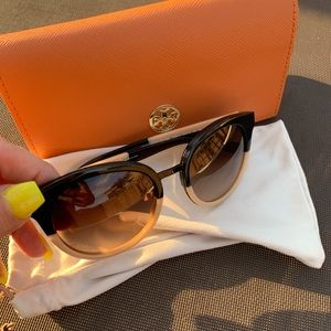 Tory Burch Round Black/Nude Sunglasses